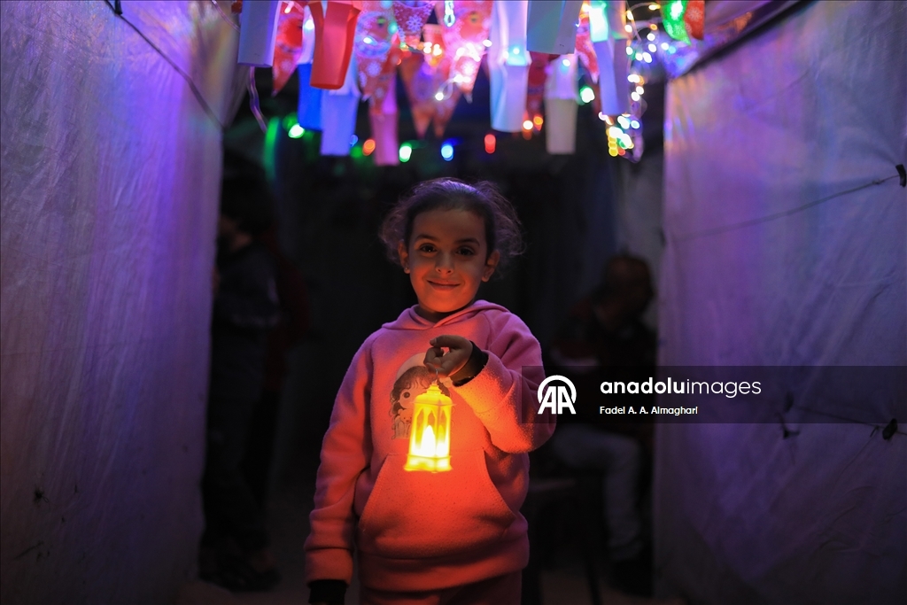  Gazze’deki yerinden edilmiş Filistinli çocukların yüzü Ramazan etkinliğiyle güldü