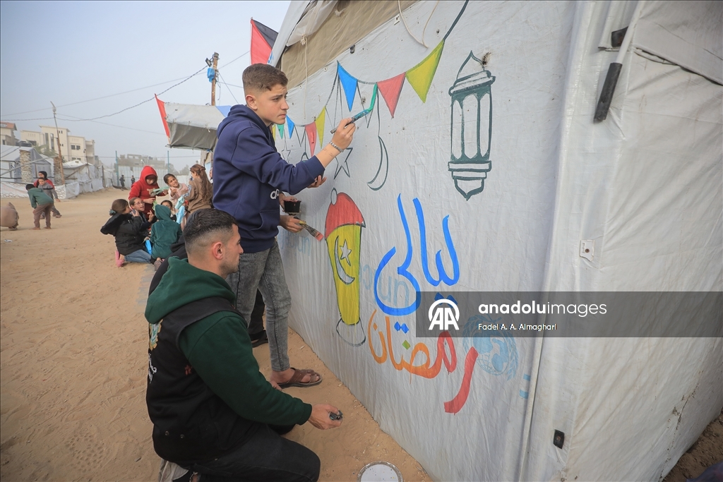  Gazze’deki yerinden edilmiş Filistinli çocukların yüzü Ramazan etkinliğiyle güldü