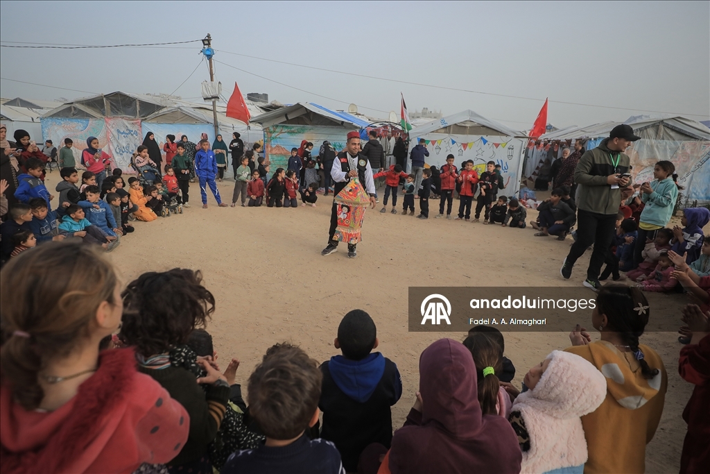  Gazze’deki yerinden edilmiş Filistinli çocukların yüzü Ramazan etkinliğiyle güldü