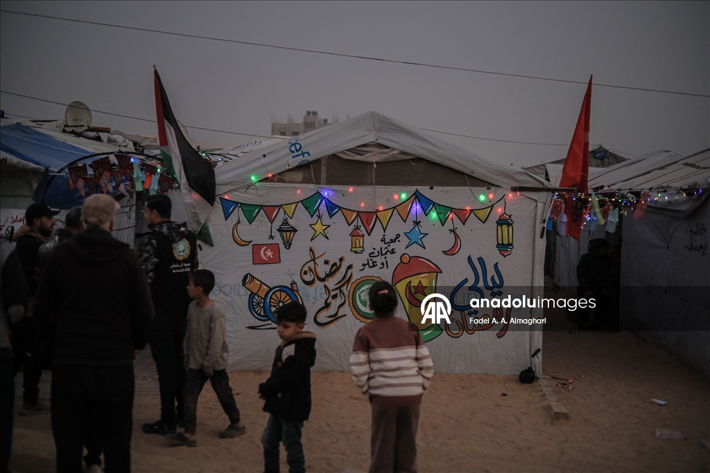  Gazze’deki yerinden edilmiş Filistinli çocukların yüzü Ramazan etkinliğiyle güldü