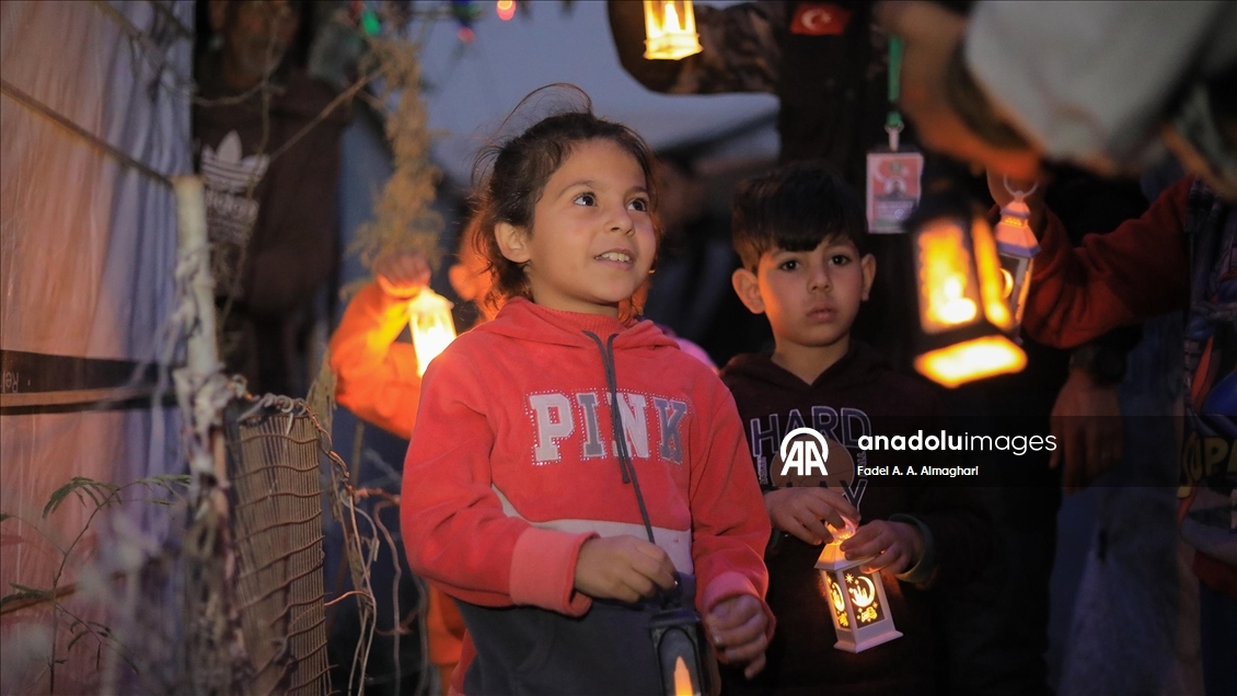  Gazze’deki yerinden edilmiş Filistinli çocukların yüzü Ramazan etkinliğiyle güldü