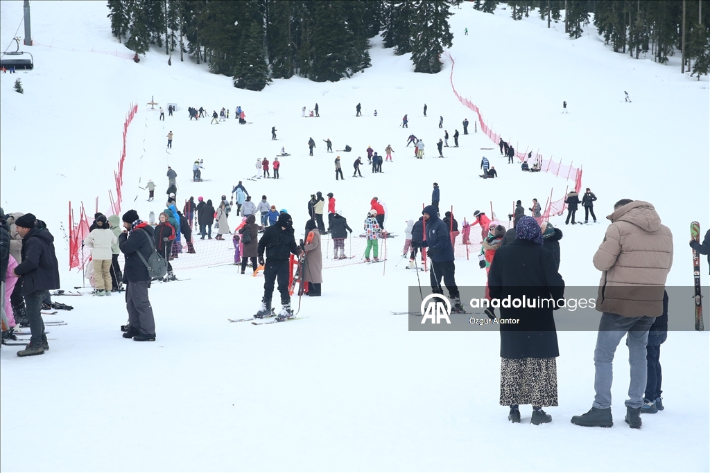 lgaz Yurduntepe Kayak Merkezi ziyaretçileri keyifli bir gün geçirdi