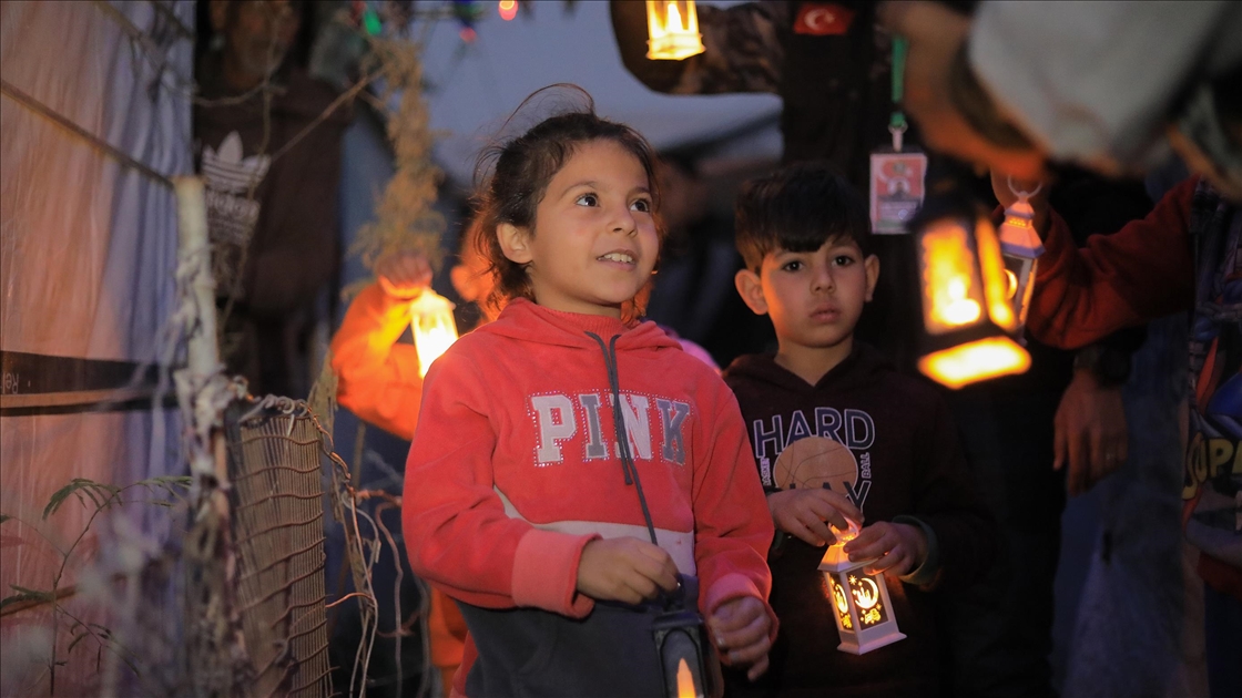 Gazze’deki yerinden edilmiş Filistinli çocukların yüzü Ramazan etkinliğiyle güldü