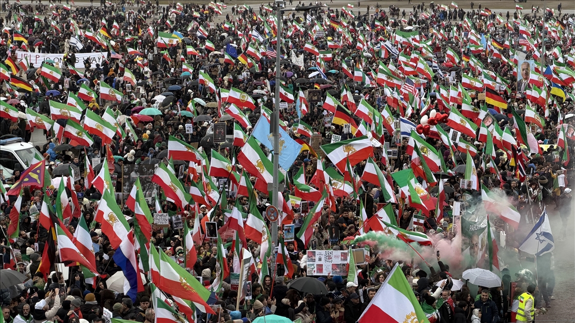 Almanya'da binlerce kişi İran karşıtı gösteri düzenledi