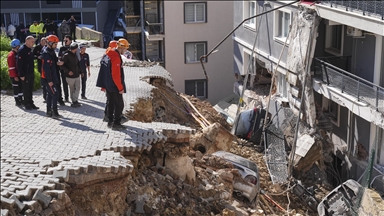 İzmir'de istinat duvarının çökmesi sonucu 2 bina ve 6 araç hasar gördü