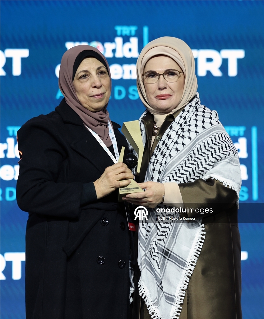 أمينة أردوغان تسلم جائزة صحفي فلسطيني قتلته إسرائيل لوالدته