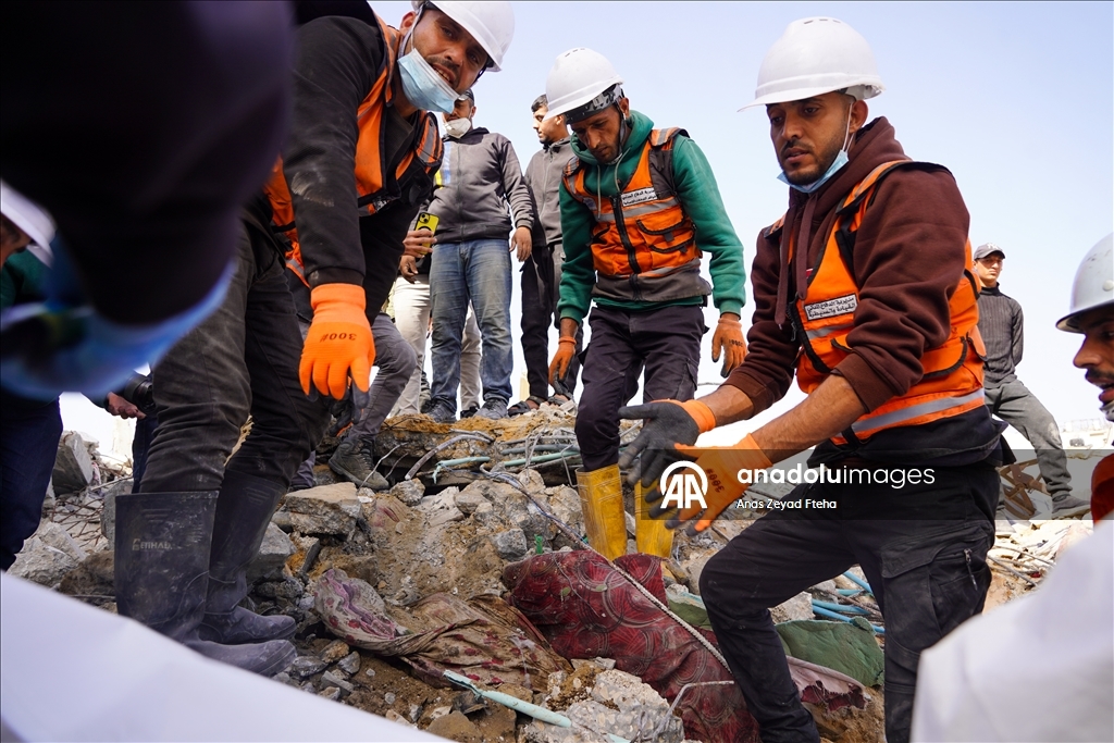 Gazze’nin kuzeyinde enkaz altındaki Filistinlilerin cenazelerine ulaşıldı