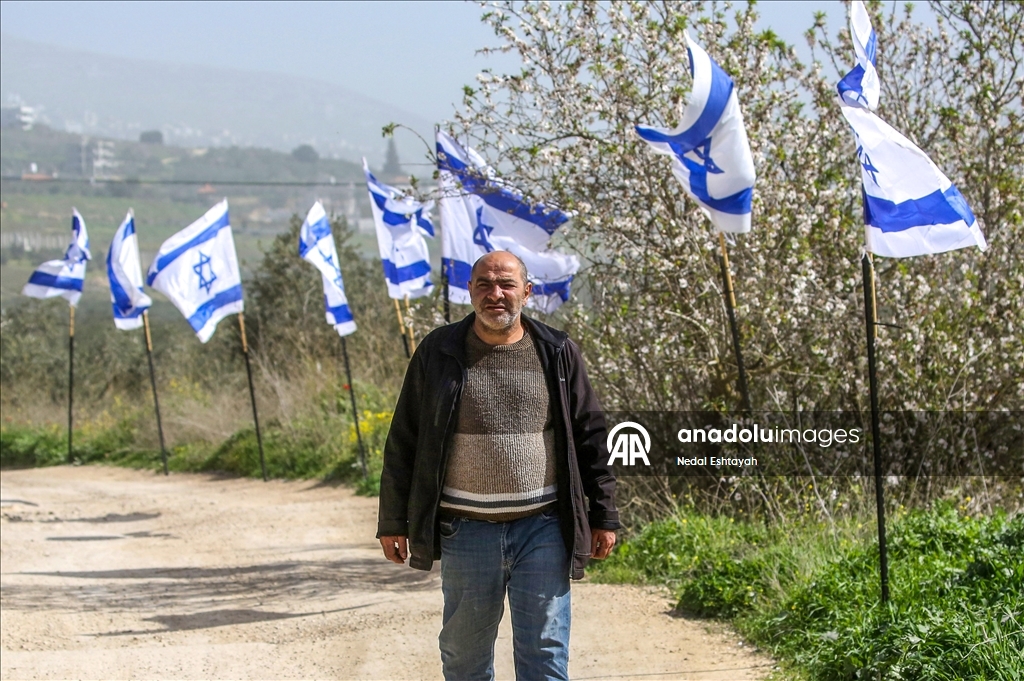 "فرض أمر واقع".. مستوطنون يعلقون أعلاما إسرائيلية بمنطقة أثرية بالضفة