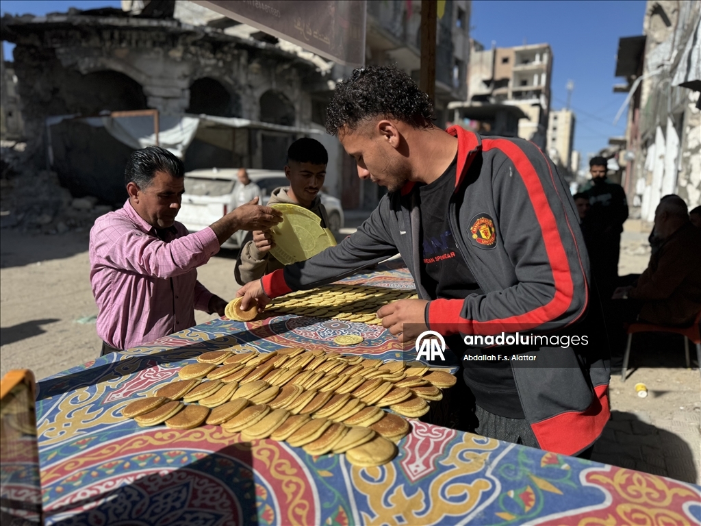 "القطايف" تُحلّي مرارة العيش.. غزة تتمسك بطقوس رمضان
