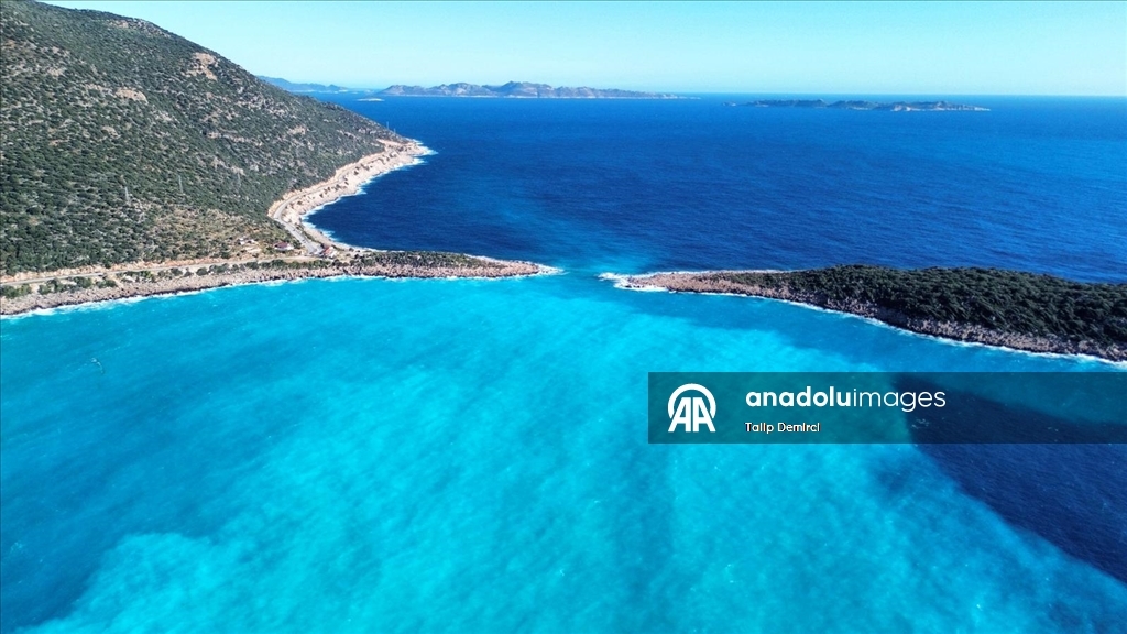 Kaputaş Plajı'nda yağışın etkisiyle denizin rengi mavinin farklı tonlarına dönüştü