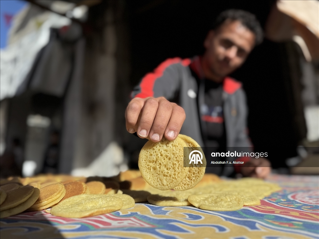 "القطايف" تُحلّي مرارة العيش.. غزة تتمسك بطقوس رمضان