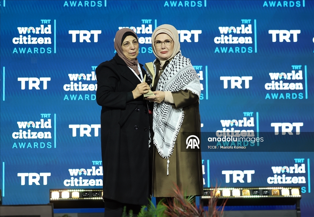 أمينة أردوغان تسلم جائزة صحفي فلسطيني قتلته إسرائيل لوالدته