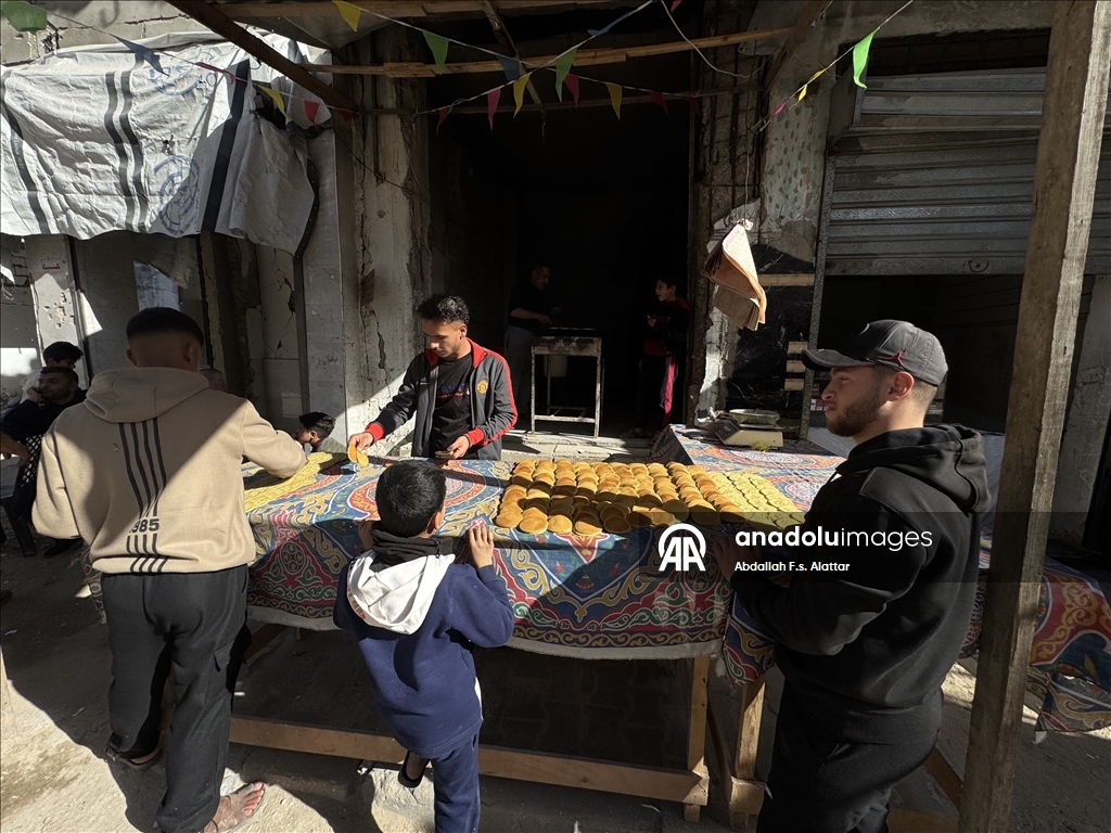 "القطايف" تُحلّي مرارة العيش.. غزة تتمسك بطقوس رمضان