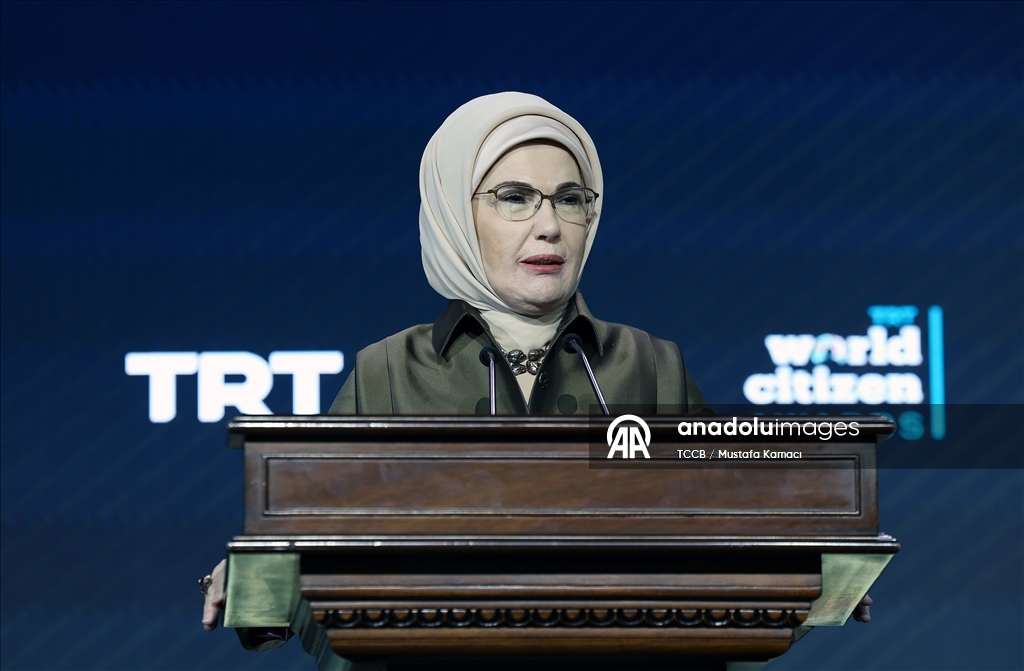 أمينة أردوغان تسلم جائزة صحفي فلسطيني قتلته إسرائيل لوالدته