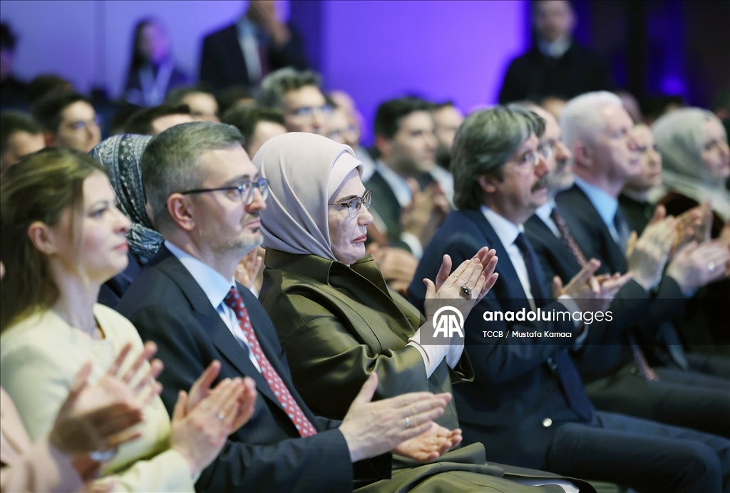 أمينة أردوغان تسلم جائزة صحفي فلسطيني قتلته إسرائيل لوالدته