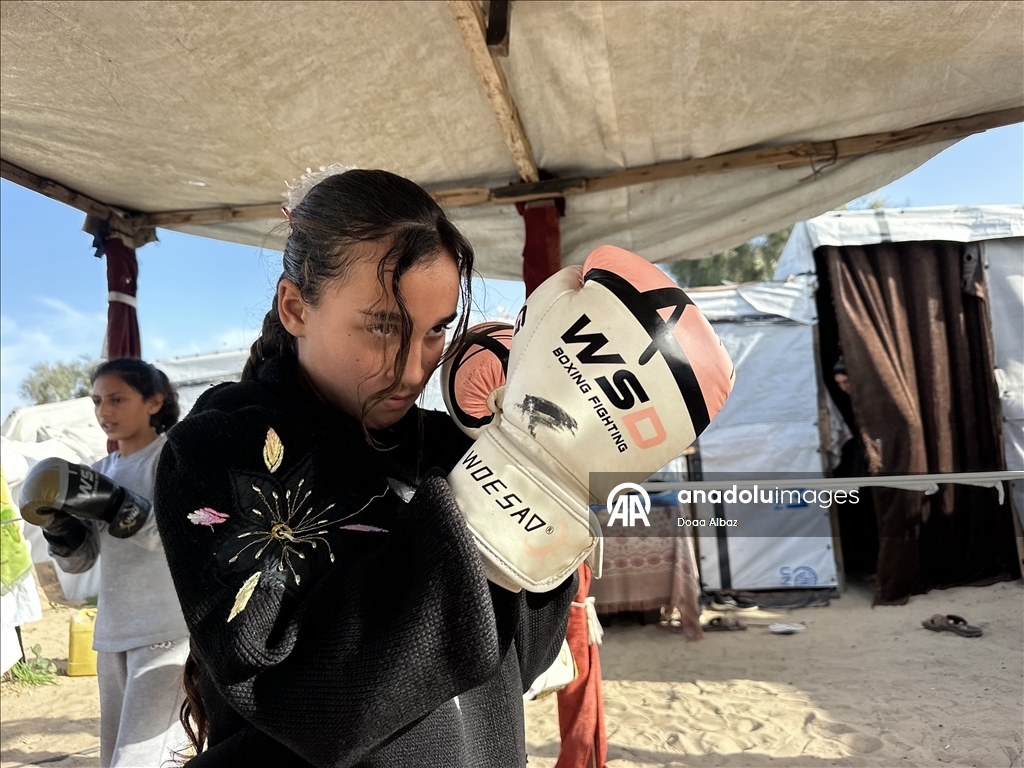 بين الخيام.. فتيات بغزة يجدن في "الفن النبيل" متنفسا