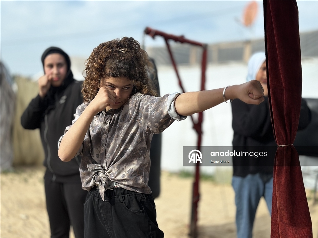 بين الخيام.. فتيات بغزة يجدن في "الفن النبيل" متنفسا