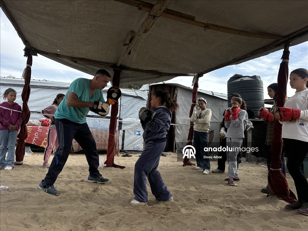 بين الخيام.. فتيات بغزة يجدن في "الفن النبيل" متنفسا