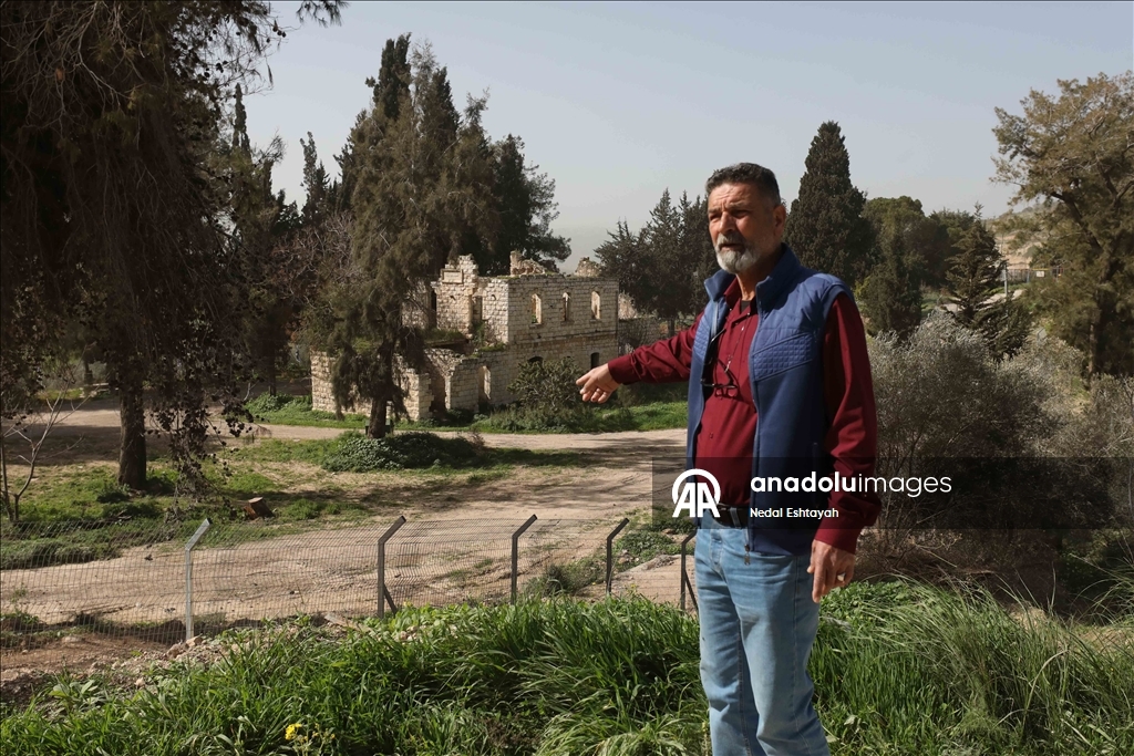 "فرض أمر واقع".. مستوطنون يعلقون أعلاما إسرائيلية بمنطقة أثرية بالضفة