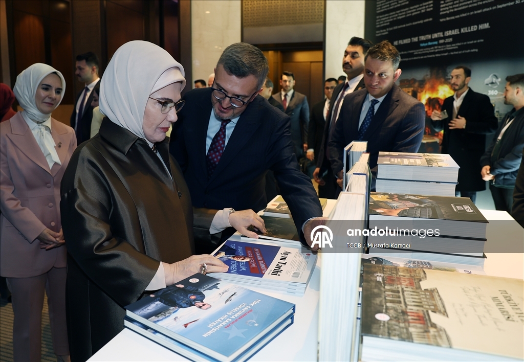 أمينة أردوغان تسلم جائزة صحفي فلسطيني قتلته إسرائيل لوالدته