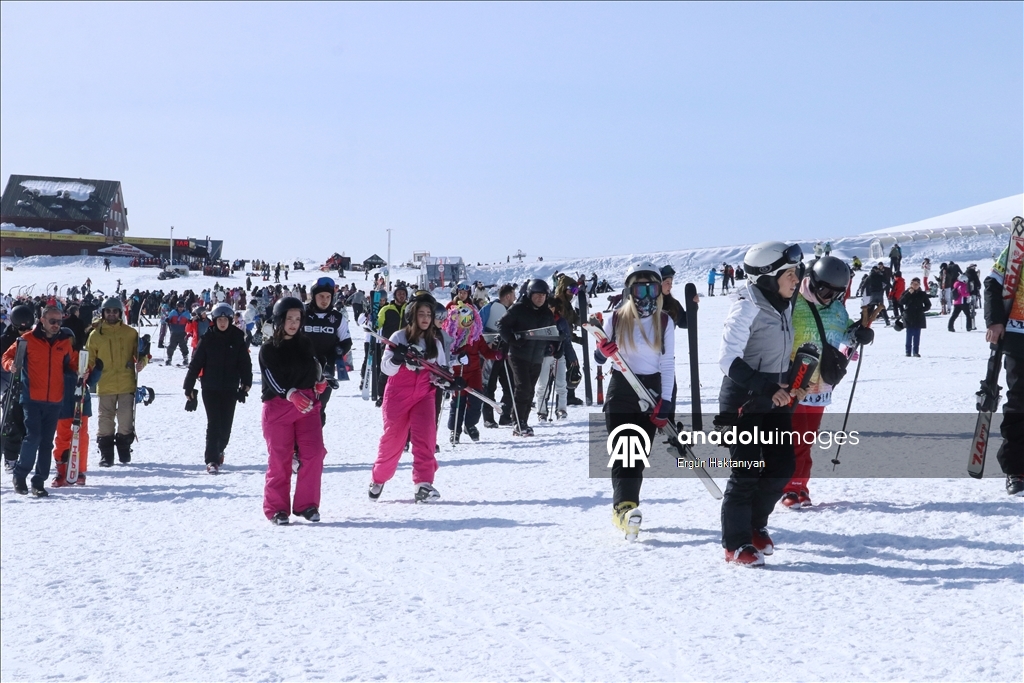 На Эрджиеcе трассы заполнились любителями катания на лыжах