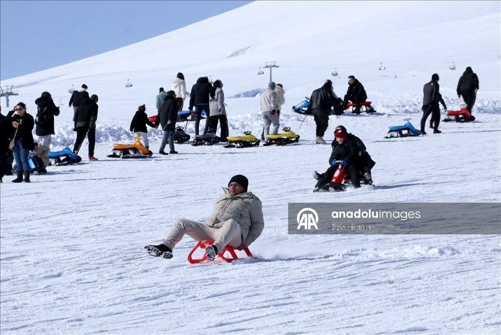 На Эрджиеcе трассы заполнились любителями катания на лыжах