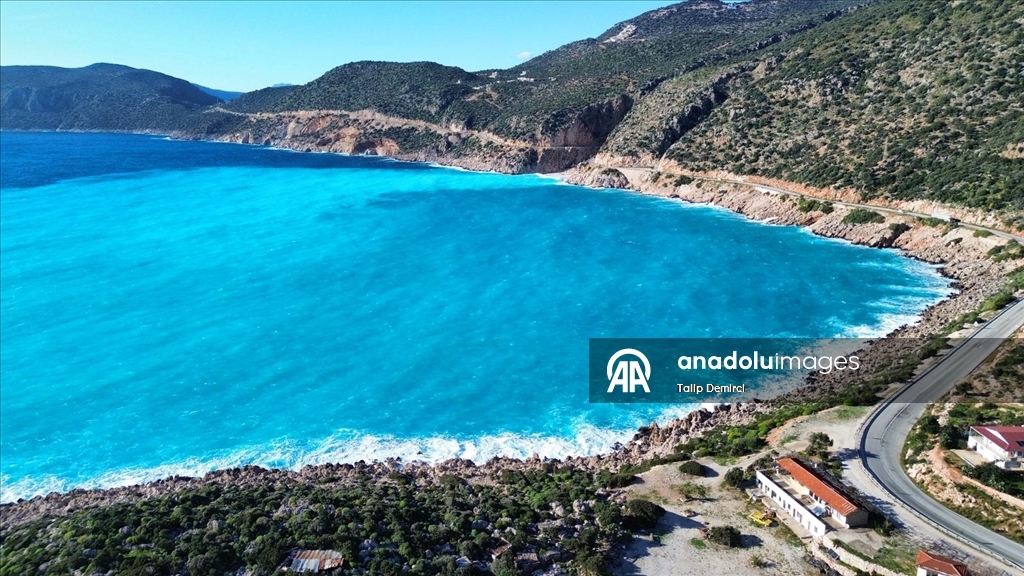 Kaputaş Plajı'nda yağışın etkisiyle denizin rengi mavinin farklı tonlarına dönüştü