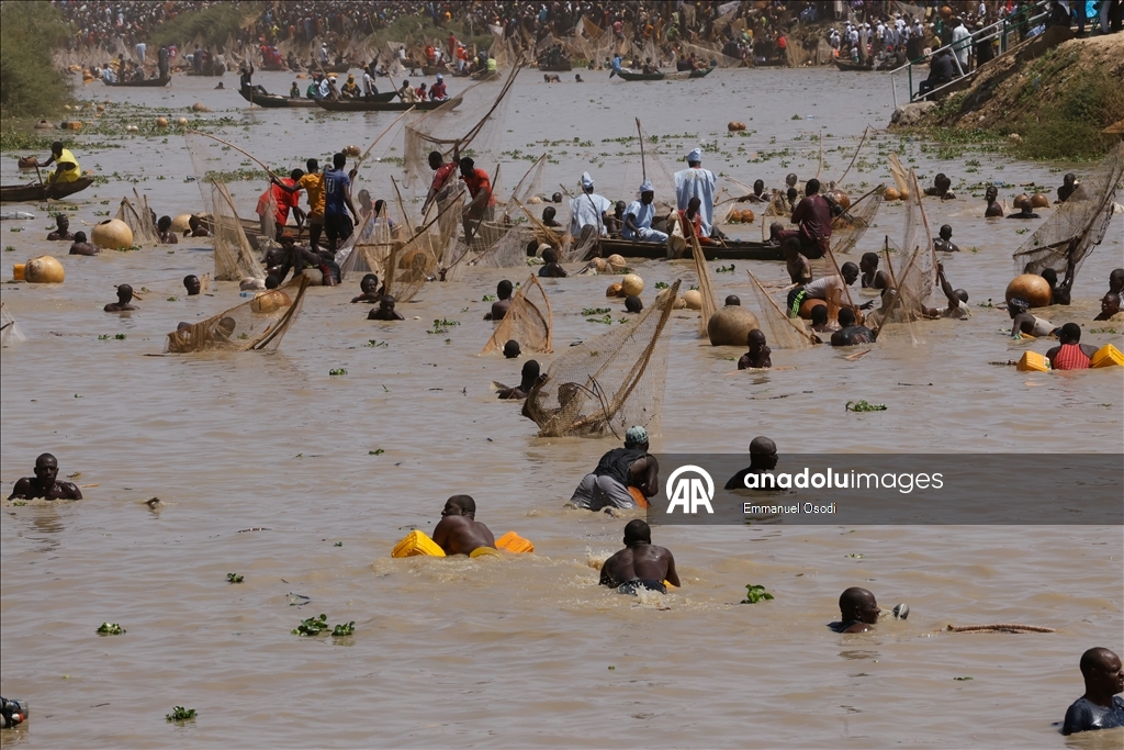  مئات المتسابقين يقفزون إلى النهر في مهرجان أرغونغو الدولي لصيد الأسماك شمال غربي نيجيريا
