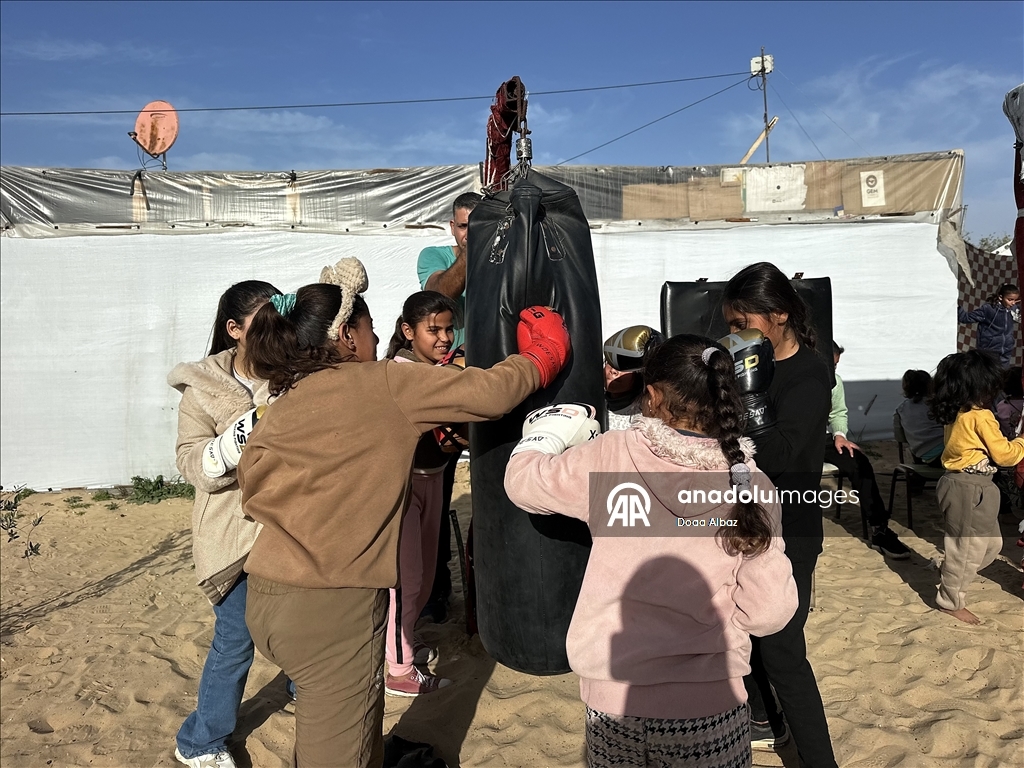 بين الخيام.. فتيات بغزة يجدن في "الفن النبيل" متنفسا