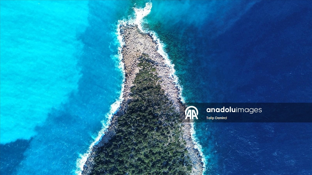 Kaputaş Plajı'nda yağışın etkisiyle denizin rengi mavinin farklı tonlarına dönüştü