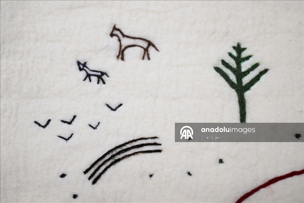 لإحياء تراث حضاري.. فنانة تركية تحاكي بالنسيج رسوما قديمة
