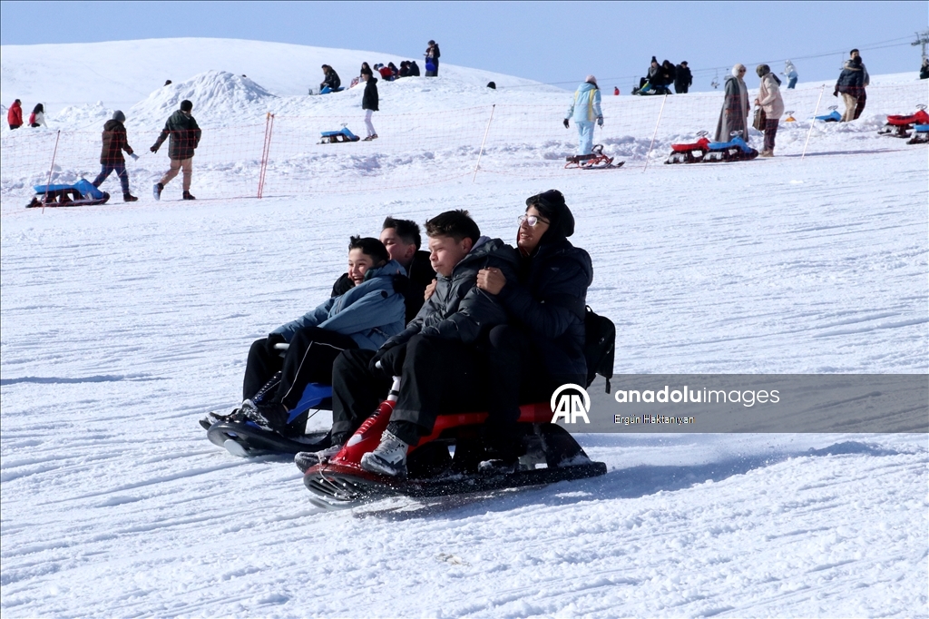 На Эрджиеcе трассы заполнились любителями катания на лыжах