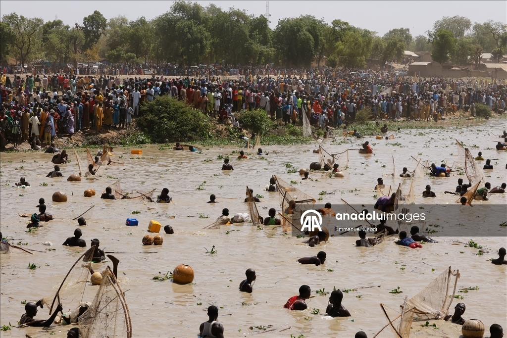  مئات المتسابقين يقفزون إلى النهر في مهرجان أرغونغو الدولي لصيد الأسماك شمال غربي نيجيريا