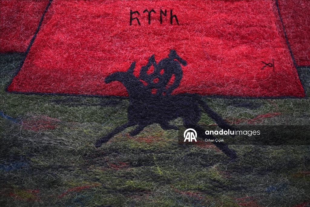 لإحياء تراث حضاري.. فنانة تركية تحاكي بالنسيج رسوما قديمة