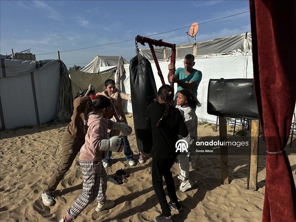 بين الخيام.. فتيات بغزة يجدن في "الفن النبيل" متنفسا