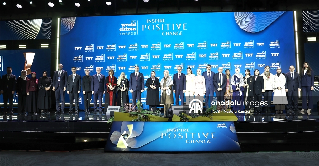 أمينة أردوغان تسلم جائزة صحفي فلسطيني قتلته إسرائيل لوالدته