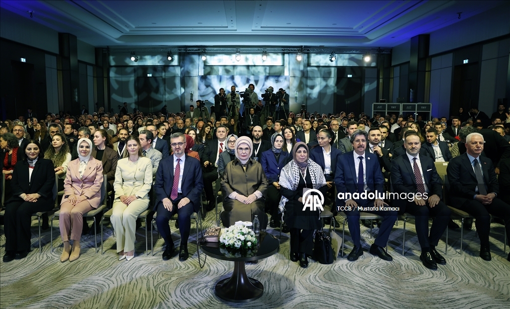 أمينة أردوغان تسلم جائزة صحفي فلسطيني قتلته إسرائيل لوالدته