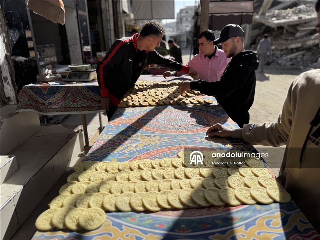 "القطايف" تُحلّي مرارة العيش.. غزة تتمسك بطقوس رمضان