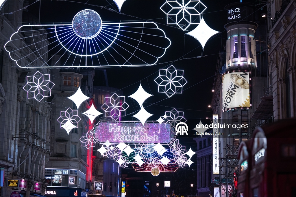 Londra'nın ünlü Coventry Caddesi  ramazan için süslendi