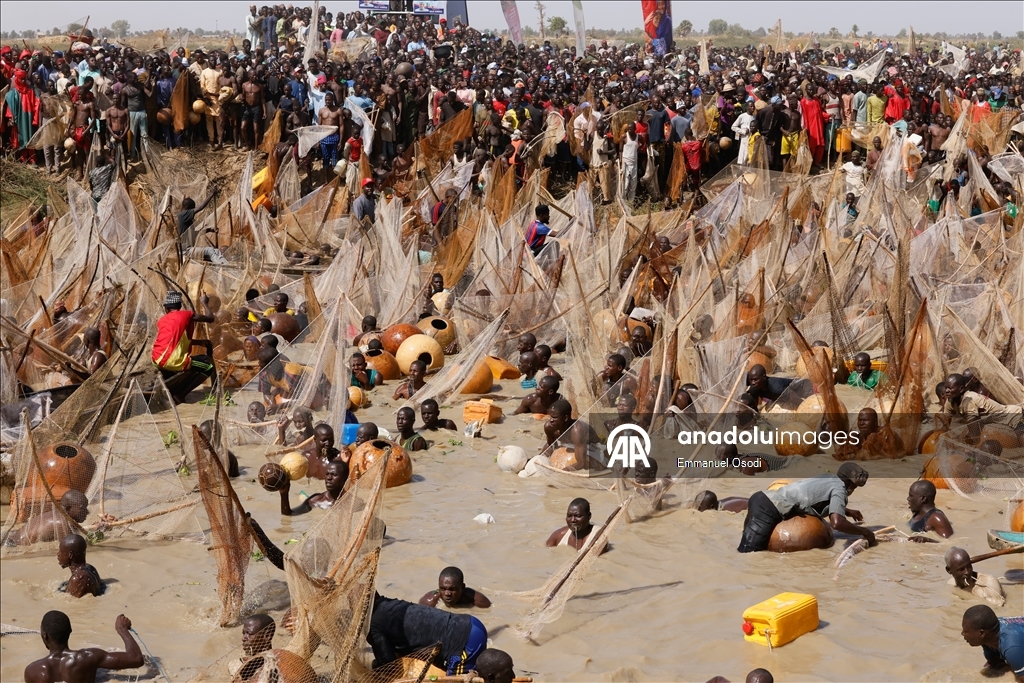  مئات المتسابقين يقفزون إلى النهر في مهرجان أرغونغو الدولي لصيد الأسماك شمال غربي نيجيريا