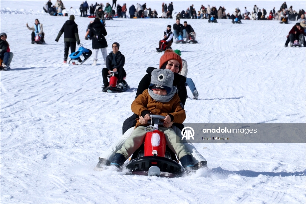На Эрджиеcе трассы заполнились любителями катания на лыжах