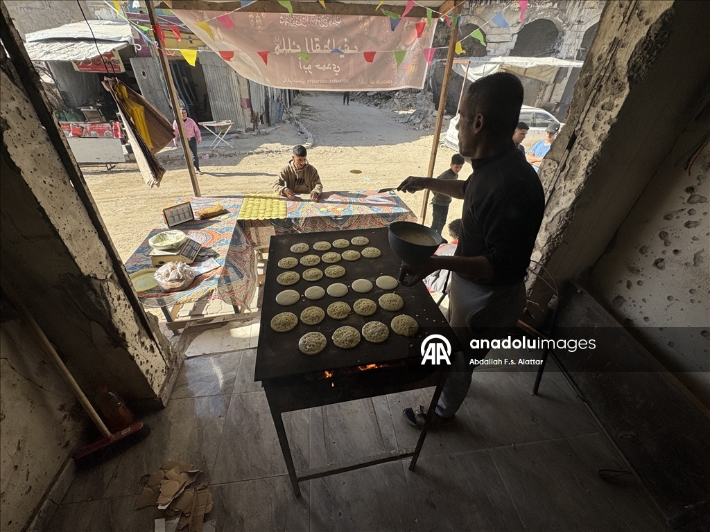 "القطايف" تُحلّي مرارة العيش.. غزة تتمسك بطقوس رمضان