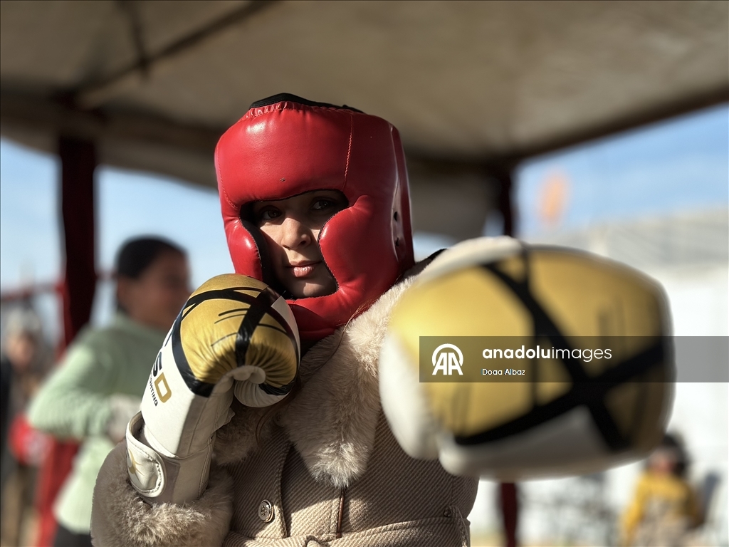 بين الخيام.. فتيات بغزة يجدن في "الفن النبيل" متنفسا