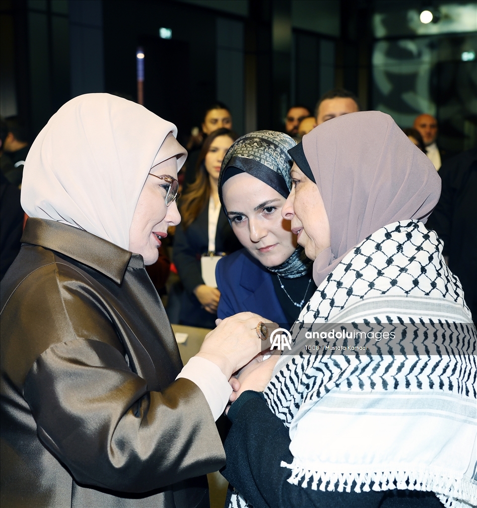 أمينة أردوغان تسلم جائزة صحفي فلسطيني قتلته إسرائيل لوالدته