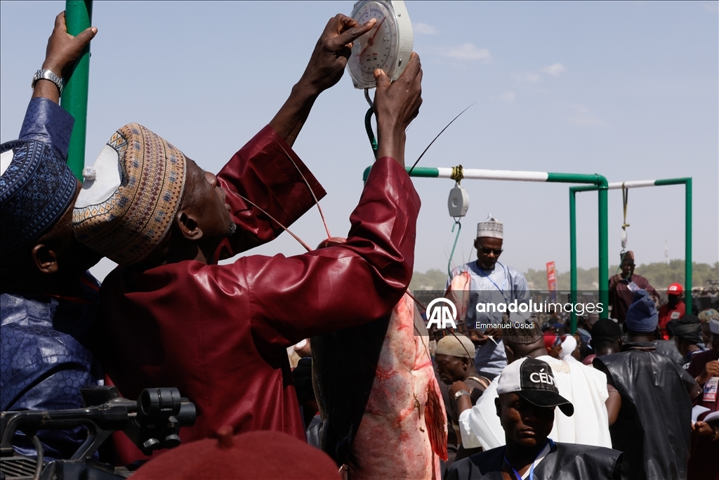  مئات المتسابقين يقفزون إلى النهر في مهرجان أرغونغو الدولي لصيد الأسماك شمال غربي نيجيريا