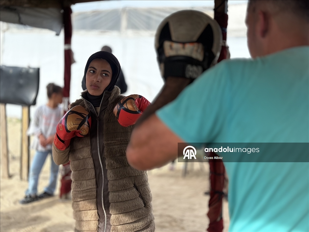 بين الخيام.. فتيات بغزة يجدن في "الفن النبيل" متنفسا