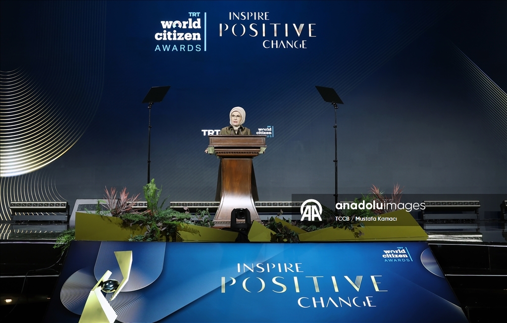 أمينة أردوغان تسلم جائزة صحفي فلسطيني قتلته إسرائيل لوالدته