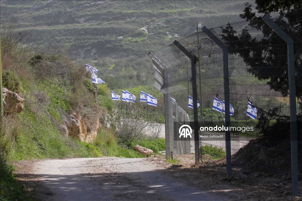 "فرض أمر واقع".. مستوطنون يعلقون أعلاما إسرائيلية بمنطقة أثرية بالضفة