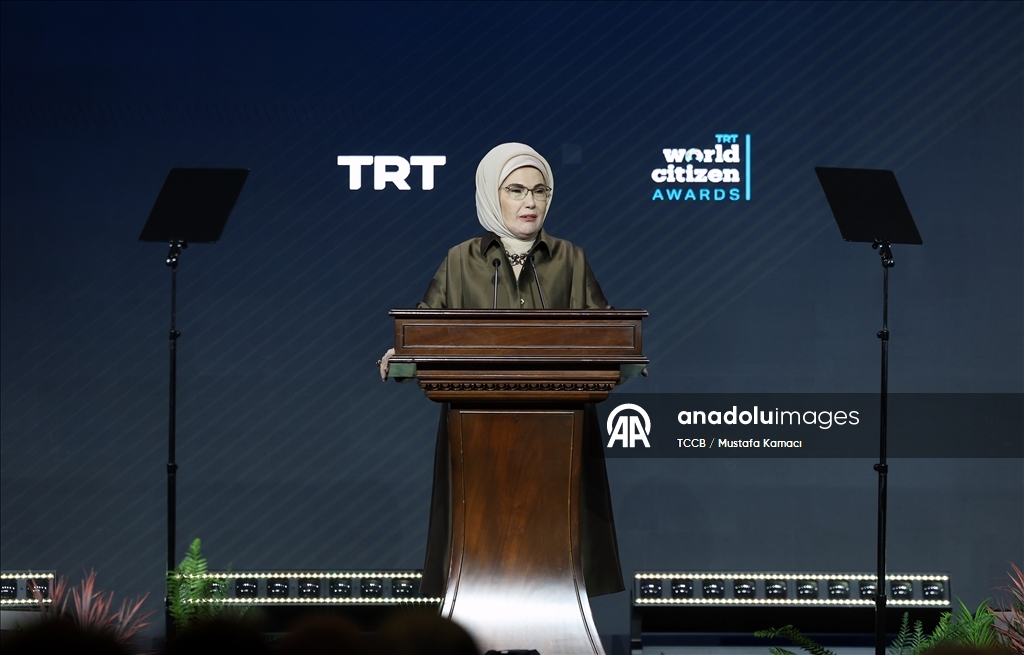 أمينة أردوغان تسلم جائزة صحفي فلسطيني قتلته إسرائيل لوالدته