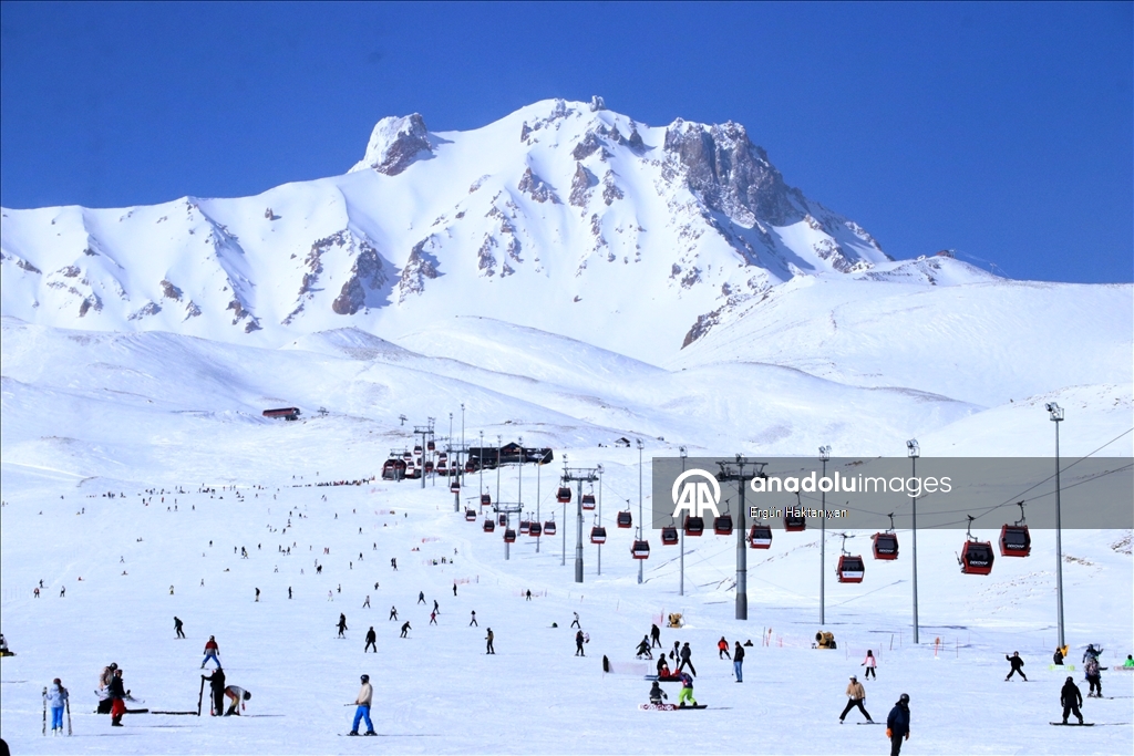 На Эрджиеcе трассы заполнились любителями катания на лыжах